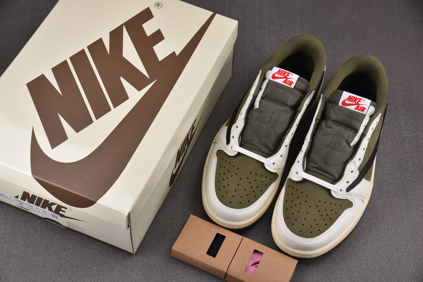 Air Jordan 1 "Medium Olive" de JORDAN x Travis Scott